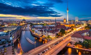 Berlin Skyline mit Brücke Berlin Skyline with Bridge