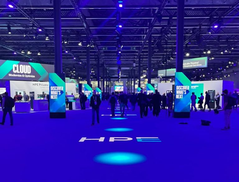 Messestände mit beeindruckenden Lichteffekten und innovativer Event-Technologie im Hauptausstellungsbereich des führenden Tech-Kongresses