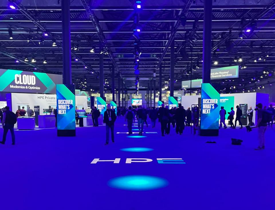 Messestände mit beeindruckenden Lichteffekten und innovativer Event-Technologie im Hauptausstellungsbereich des führenden Tech-Kongresses